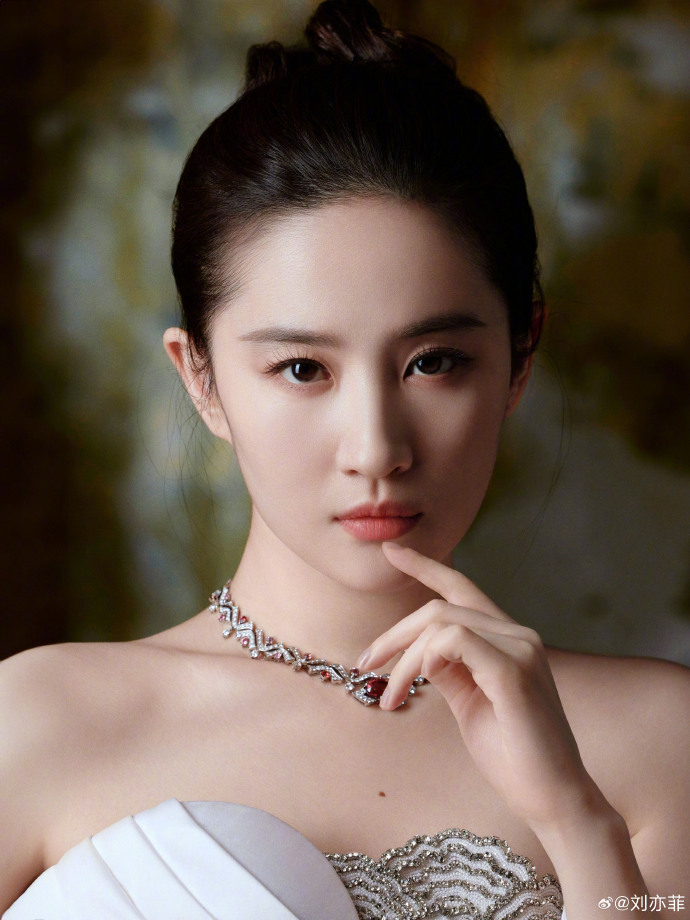 36岁内地女演员刘亦菲有「神仙姐姐」、「天仙」之美誉。