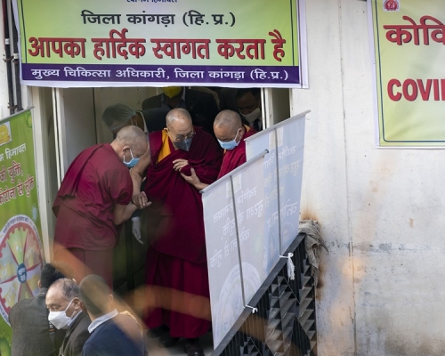 達賴喇嘛接種後逗留觀察約半小時才離開。AP
