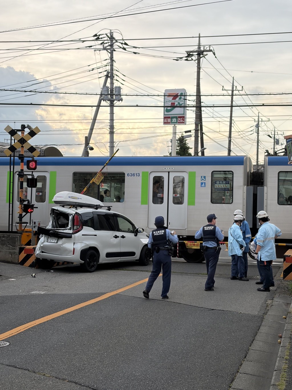 被指跟車太貼的私家車撞至嚴重損毀。 @inakayama7 / X 被指跟車太貼的私家車撞至嚴重損毀。 @inakayama7 / X