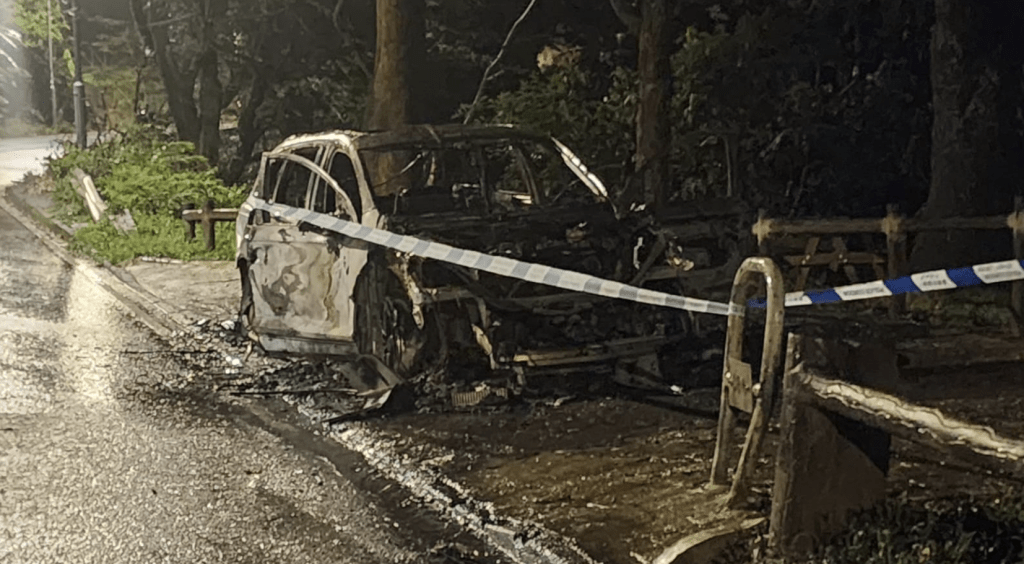 荃錦公路私家車自焚付諸一炬。 荃錦公路私家車自焚付諸一炬。