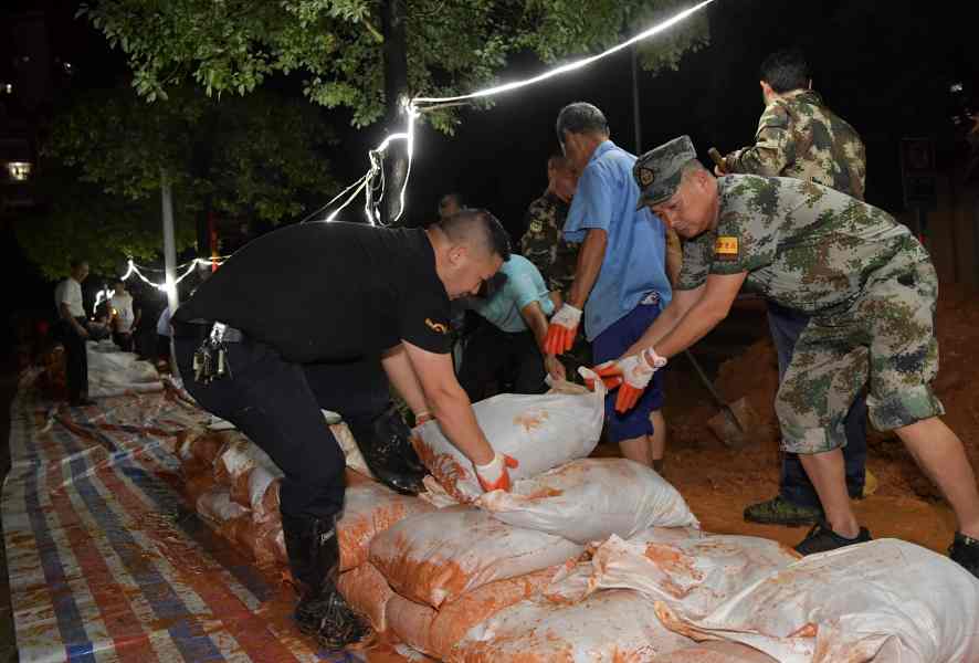 江西廬山幹部與市民合力修築子堤防汛抗洪。新華社