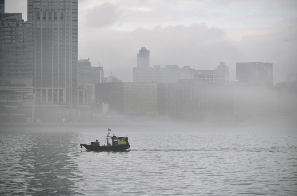 本港今早（2月1日）沿岸有雾，正午时分，横澜岛的能见度维持在200米左右。资料图片