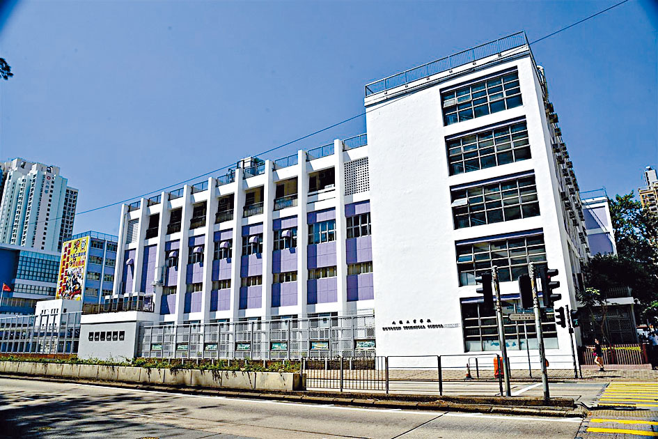 教育局指九龍工業學校有足夠空間,容納龍翔官中的轉校生,兩校前身均為工業中學。