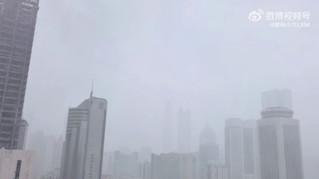 深圳網友拍下窗外實況。微博