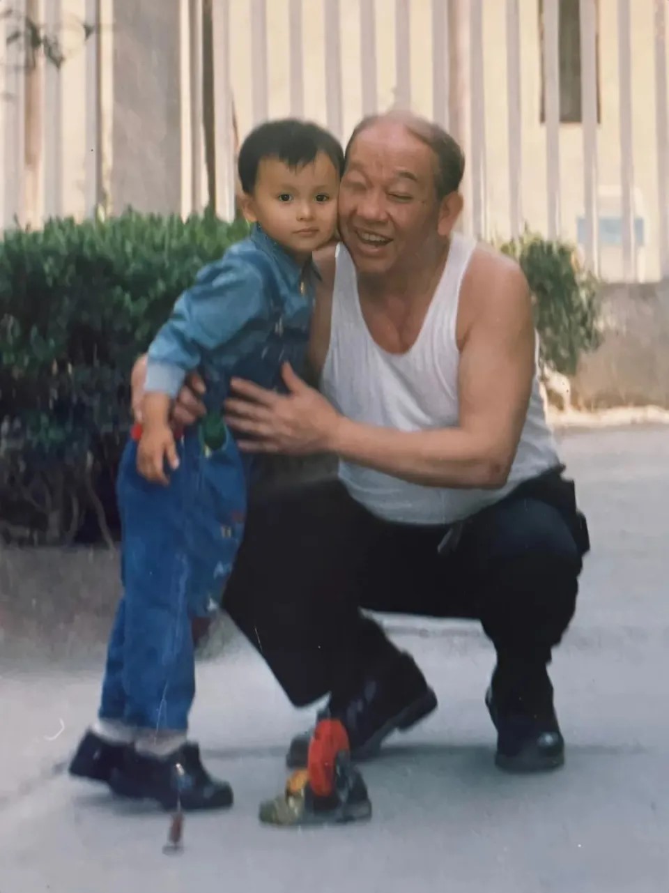 王磊是王家六代單傳,備受家族長輩寵愛。抖音 王磊是王家六代單傳,備受家族長輩寵愛。抖音