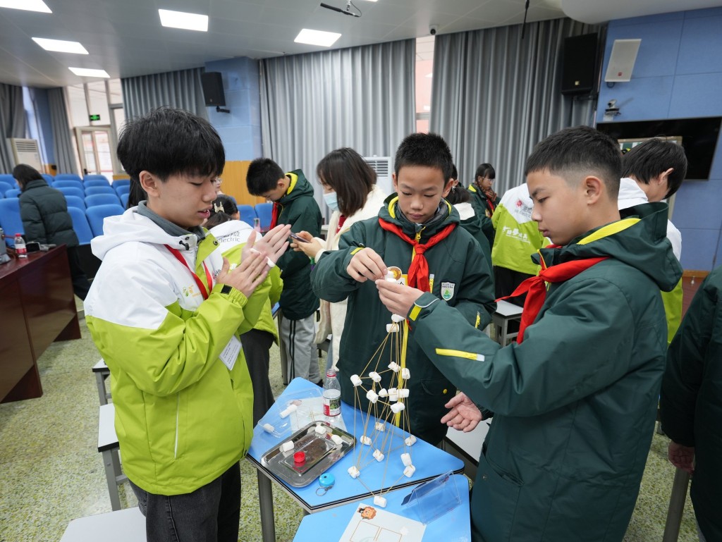 參觀學習之外,交流團也到四川師範大學附屬實驗學校,與當地學生一同參與STEAM及生態保育工作坊。 參觀學習之外,交流團也到四川師範大學附屬實驗學校,與當地學生一同參與STEAM及生態保育工作坊。