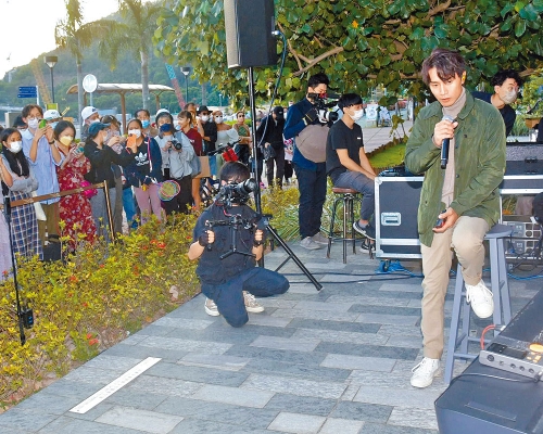 柏宇快閃busking，坦言氣氛好好。