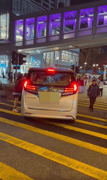 現場多名途人見狀大驚避讓，亦有不滿的市民憤而拍打其車身示警。fb「馬路的事」群組