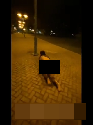 女子曾全裸在街頭爬行。