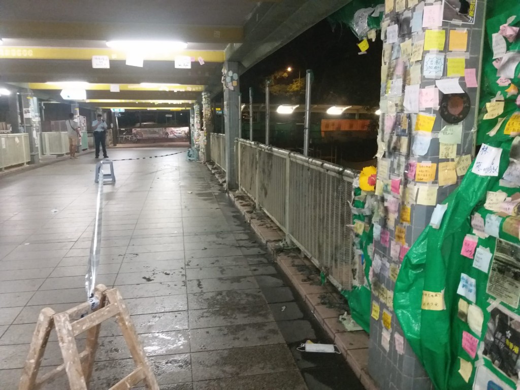 警員接報到場,消防將火救熄。