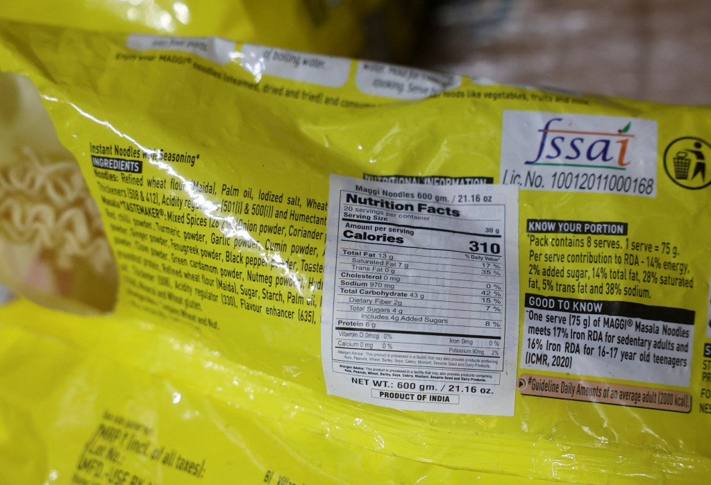 一间非法仓库涉嫌篡改食品保质期及营养标签。路透社