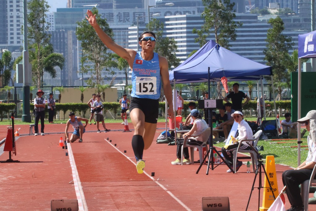 男子跳遠冠軍黃珀恒，成績是破PＢ的７米８６。徐嘉華攝