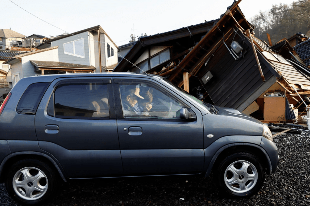 大林豐和妻子大林明子，在地震中失去家園，每晩只能睡在自己的車上。路透社