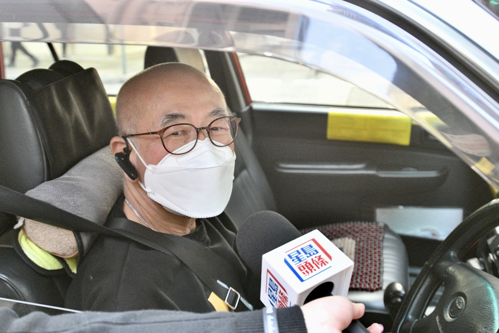 的士司機黃先生表示，電子牌照及駕駛執照可令車主更方便。盧江球攝