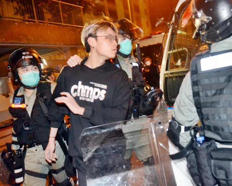 防暴警及後於大廈樓下截查身分證，帶走4名年青男女。