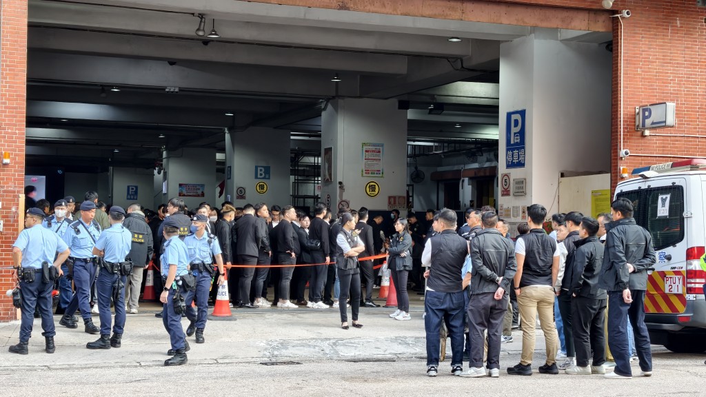 逾百名警員在殯儀館周邊戒備，嚴陣以待。