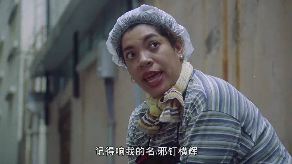 「御用菲傭」杜詩娜在《追擊8月15》演「邪釘橫輝」,同阿Sa做對手戲。 「御用菲傭」杜詩娜在《追擊8月15》演「邪釘橫輝」,同阿Sa做對手戲。