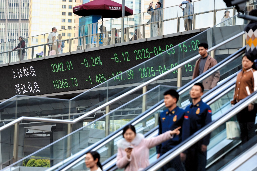 內地股市下挫，但不少網民表明「相信國運，東升西降」。