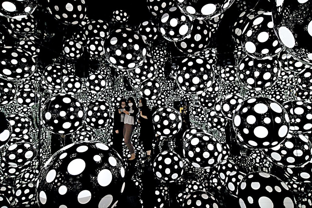 草間彌生作品《圓點的執念——渴望天堂的愛》,粉絲融入作品中「打卡」。