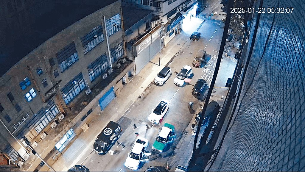 多名刀手從不同車輛一擁而出,追斬兩名分別身穿白色及黑色衫的男事主。
