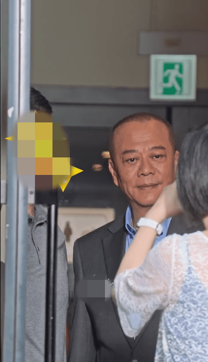 雖然氣色略顯疲態，但歐陽震華面對工作人員與粉絲時，依然露出親切笑容。