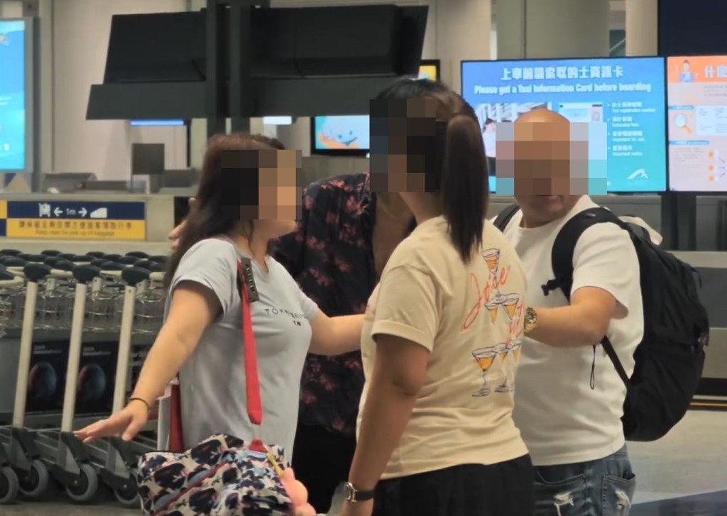 片段中已站起來的光頭佬與長髮男再度 十指緊扣糾纏,及後一名似乎認識長髮男的女子 上前勸交,高喊「我自己都有兩個女,你唔好咁 ......」,把兩雙方分隔開來,短片就此結束。Threads截圖 片段中已站起來的光頭佬與長髮男再度 十指緊扣糾纏,及後一名似乎認識長髮男的女子 上前勸交,高喊「我自己都有兩個女,你唔好咁 ......」,把兩雙方分隔開來,短片就此結束。Threads截圖