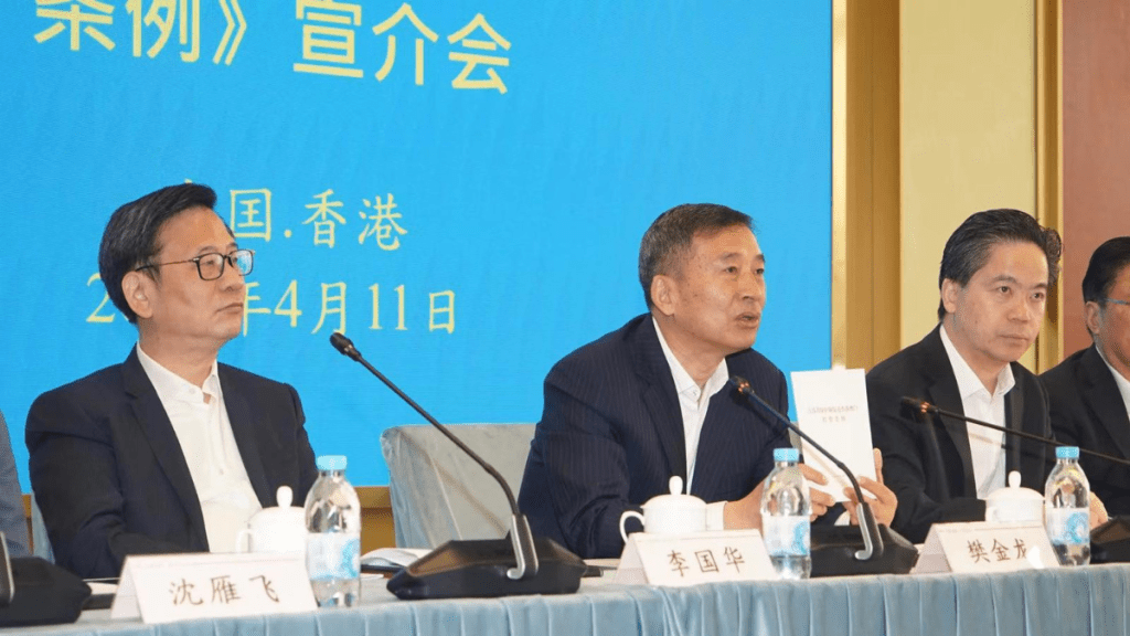 江蘇省人大常委會常務副主任、黨組副書記樊金龍(左二)率代表團訪問香港,代表團一行今日(11日)在香港江蘇中心召開座談會。