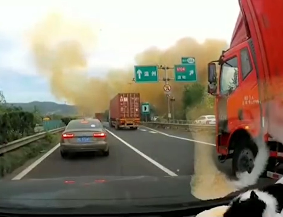 爆炸造成附近建築物倒塌。網上圖片