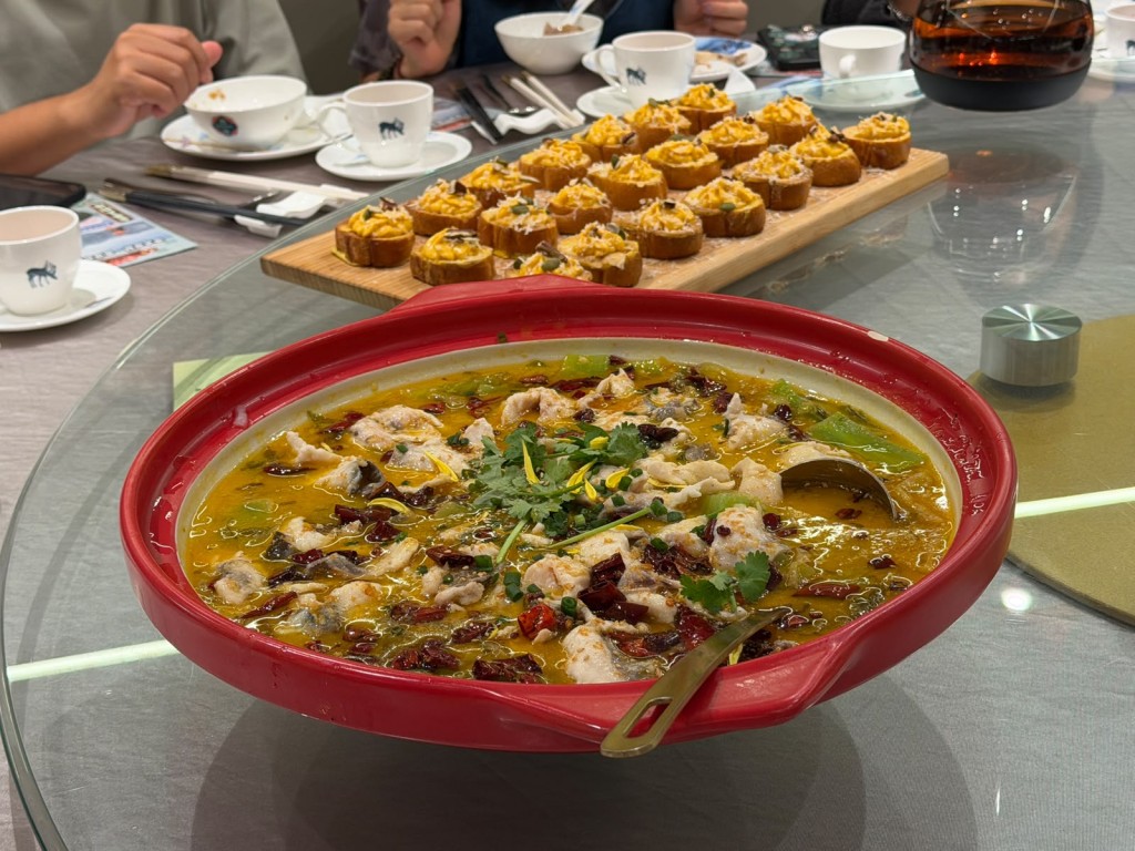 金湯酸菜本地黃立鯧。 金湯酸菜本地黃立鯧。