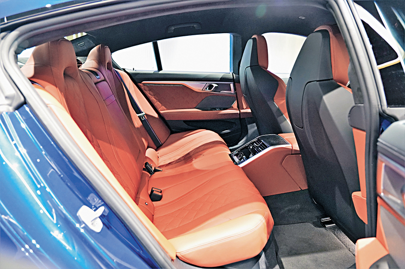 ●後排分開左右獨立座位。