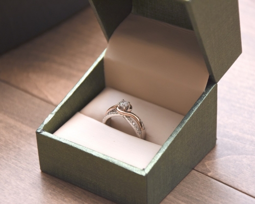 小容希望對方購買訂婚戒指給自己，以證明真心。Unsplash圖片