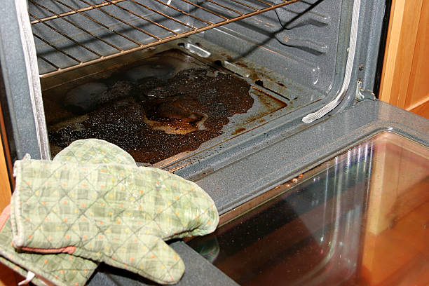 烤焗完食材后，应趁焗炉还有微温时清洁，去除污渍。