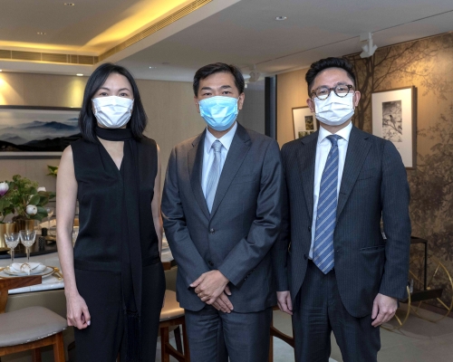 會德豐MALIBU累沽1590伙。圖中為黃光耀;左為陳惠慈;右為楊偉銘