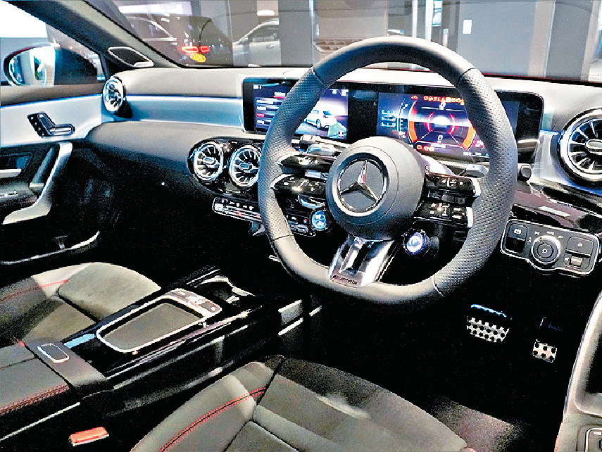 ■新款AMG軚盤附設兩組駕駛及懸掛模式旋鈕。