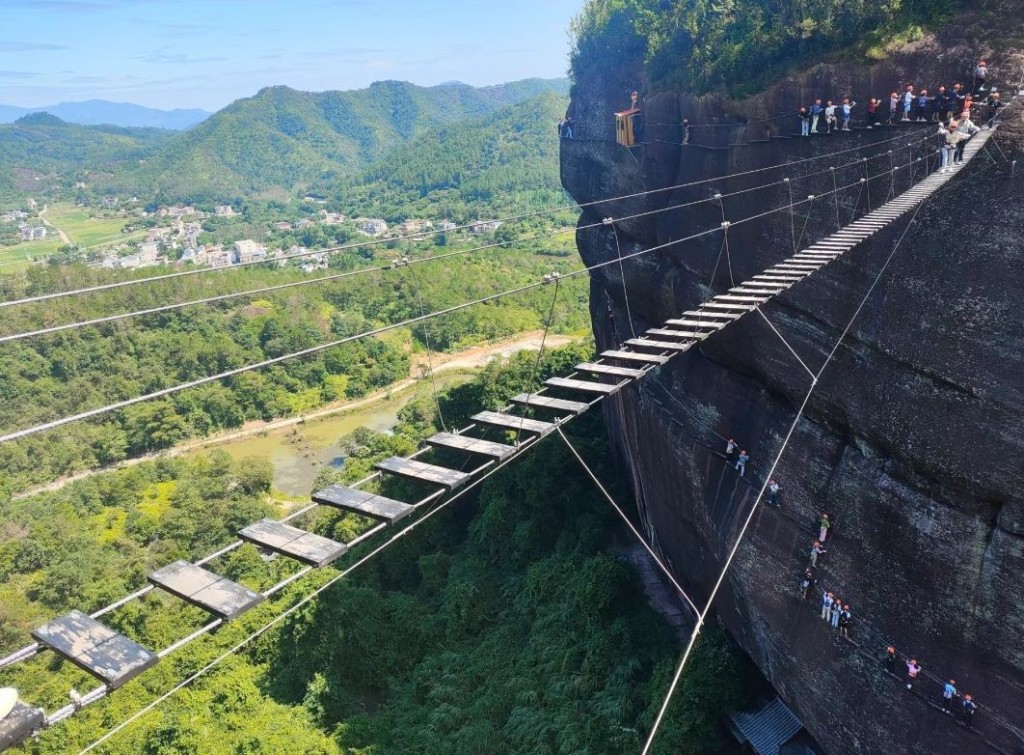 河源打卡景點推介2024｜6. 越王山風景區 天空棧道緊張刺激。（圖片來源：一海er@小紅書）