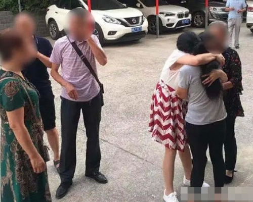 小娟父母終於與女兒團聚。網圖