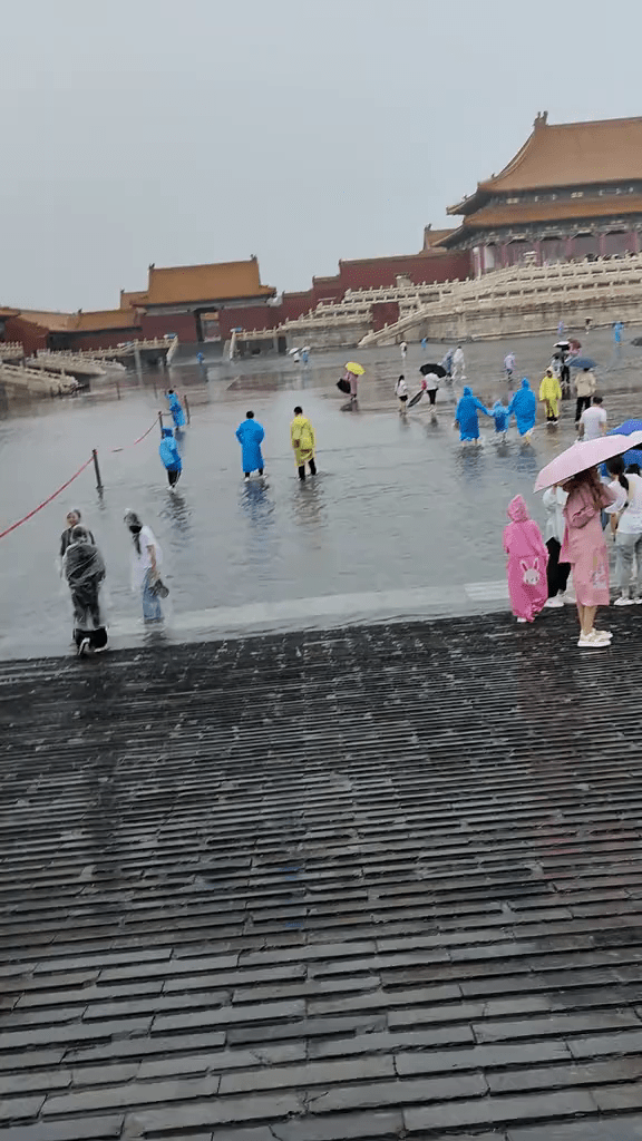 故宮博物院29日臨時關閉，仍有遊客冒雨前往。