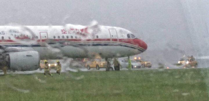 中國東方航空客機著陸衝出跑道，消防到場戒備。網上圖片
