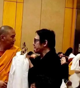 李連杰面色好曳。