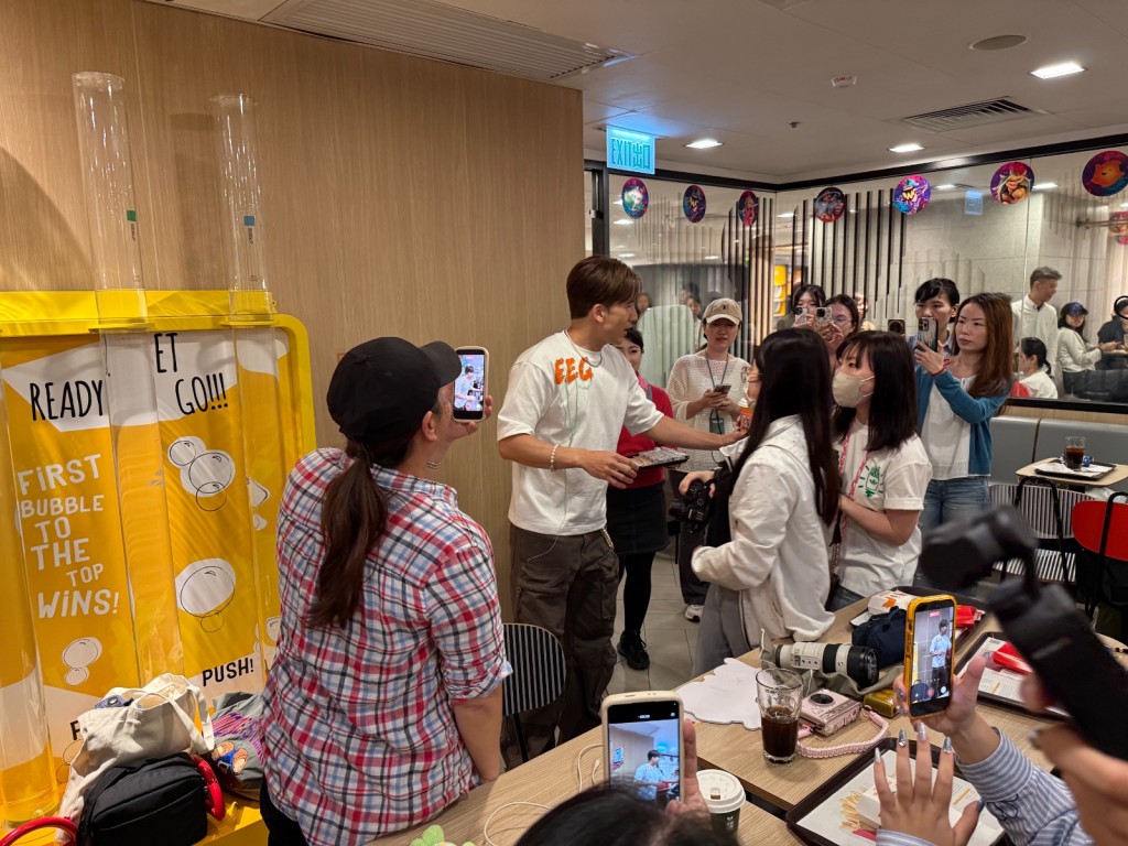  Kenny一现身即引来顾客疯狂包围拍照！