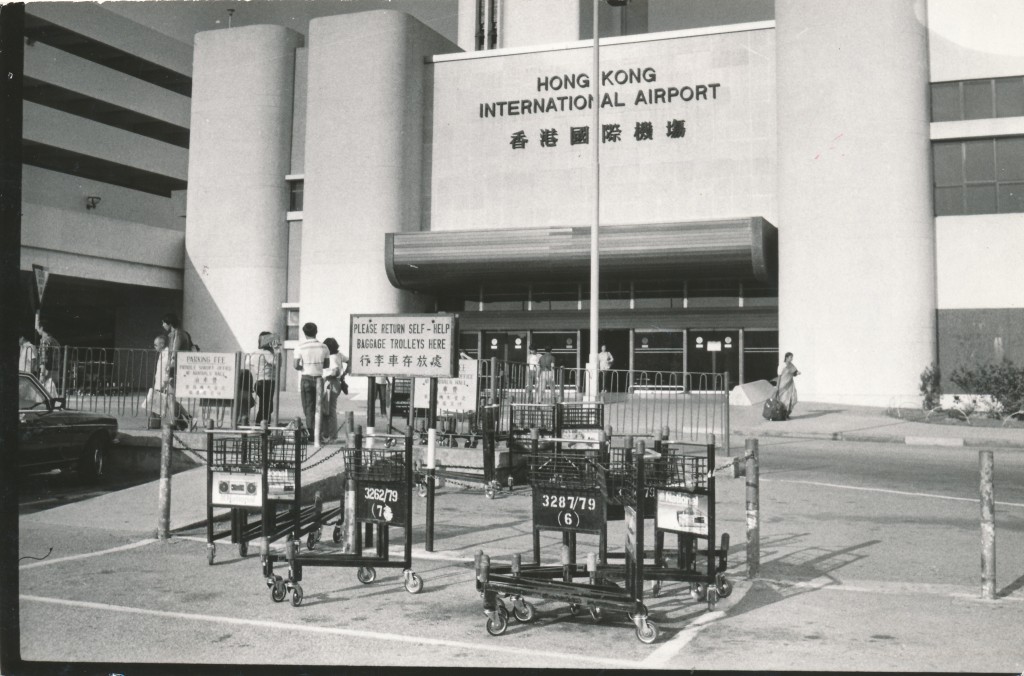 1983年啟德機場停車場設有行李車存放處。資料圖片