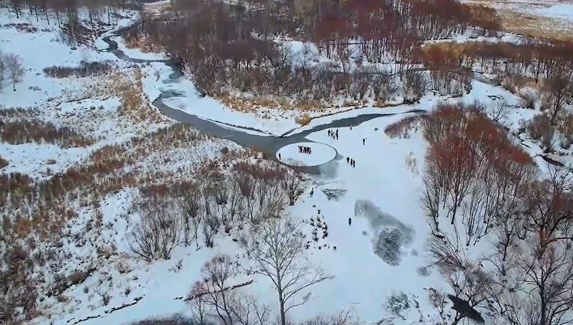 内蒙古森林里的河道上出现一直径10多米的冰盘，还会自转。
