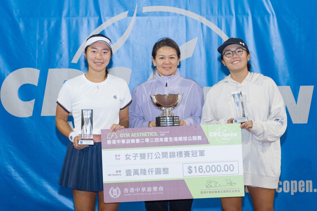 香港中華游樂會副義務 司庫梅雯珊（中）頒獎予女雙冠軍伍曼瑩（左）和梁筠彤 （右）。  公關圖片