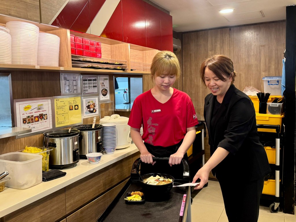 實習經歷徹底改變李諾兒的想法，並發現母親的工作「不是將米線搬出來給客人那麼簡單」。