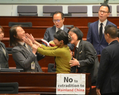 毛孟靜(綠衣)被逐離場。