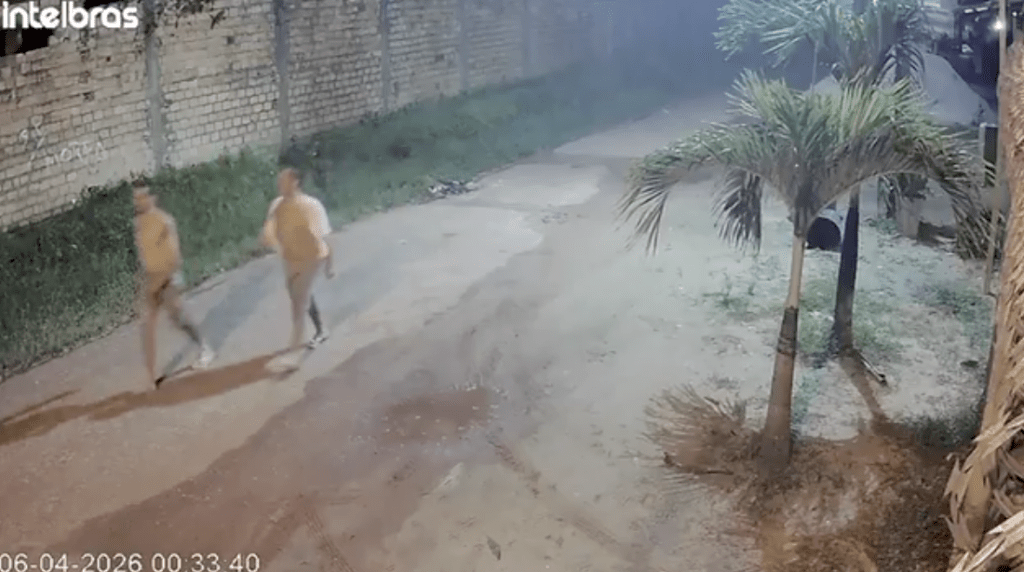 监狱外的监视器画面更捕捉到离奇一幕：部分囚犯逃出生天后，完全没有逃犯应有的惊慌神色，反而像普通路人般结伴行走在附近街区，态度极其从容。X@republiqueBRA