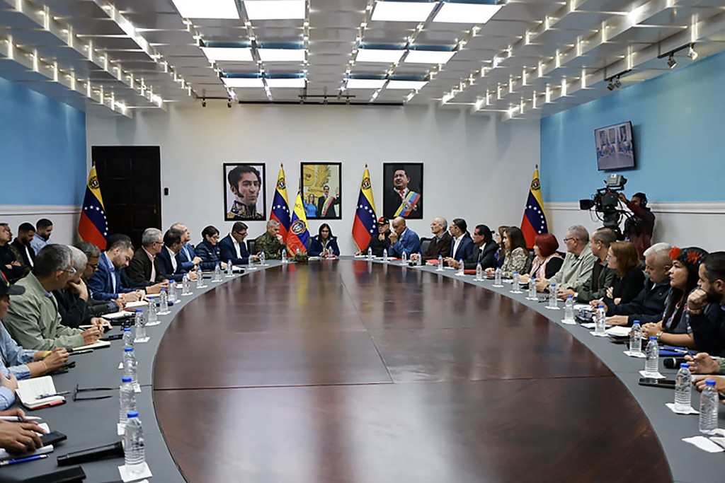 委內瑞拉代理總統羅德里格斯首次召開內閣會議。法新社