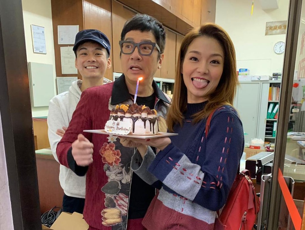「熊心如」呂慧儀和「熊樹仁」單立文在拍攝期間，捧著蛋糕現身。呂慧儀IG