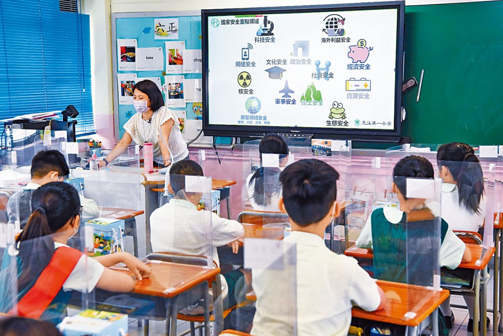 上水鳳溪第一小學，學生透過短片學習國家安全知識。