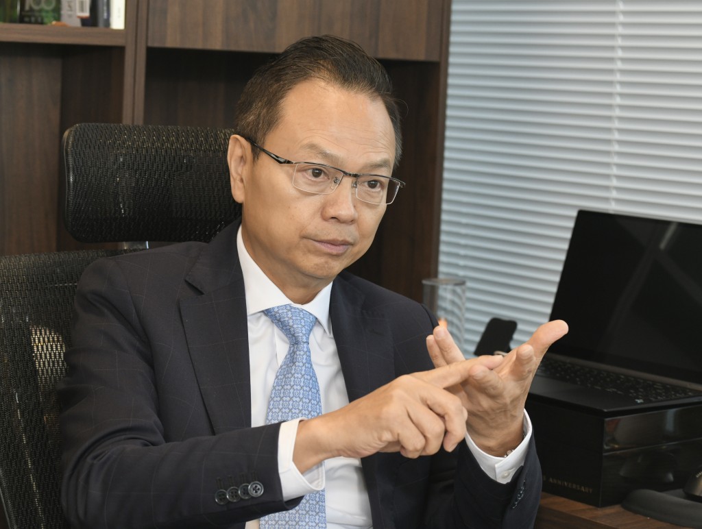陈绍雄表示,随着极端天气越来越频繁,露天铁路段的服务无可避免会受到影响。资料图片 陈绍雄表示,随着极端天气越来越频繁,露天铁路段的服务无可避免会受到影响。资料图片
